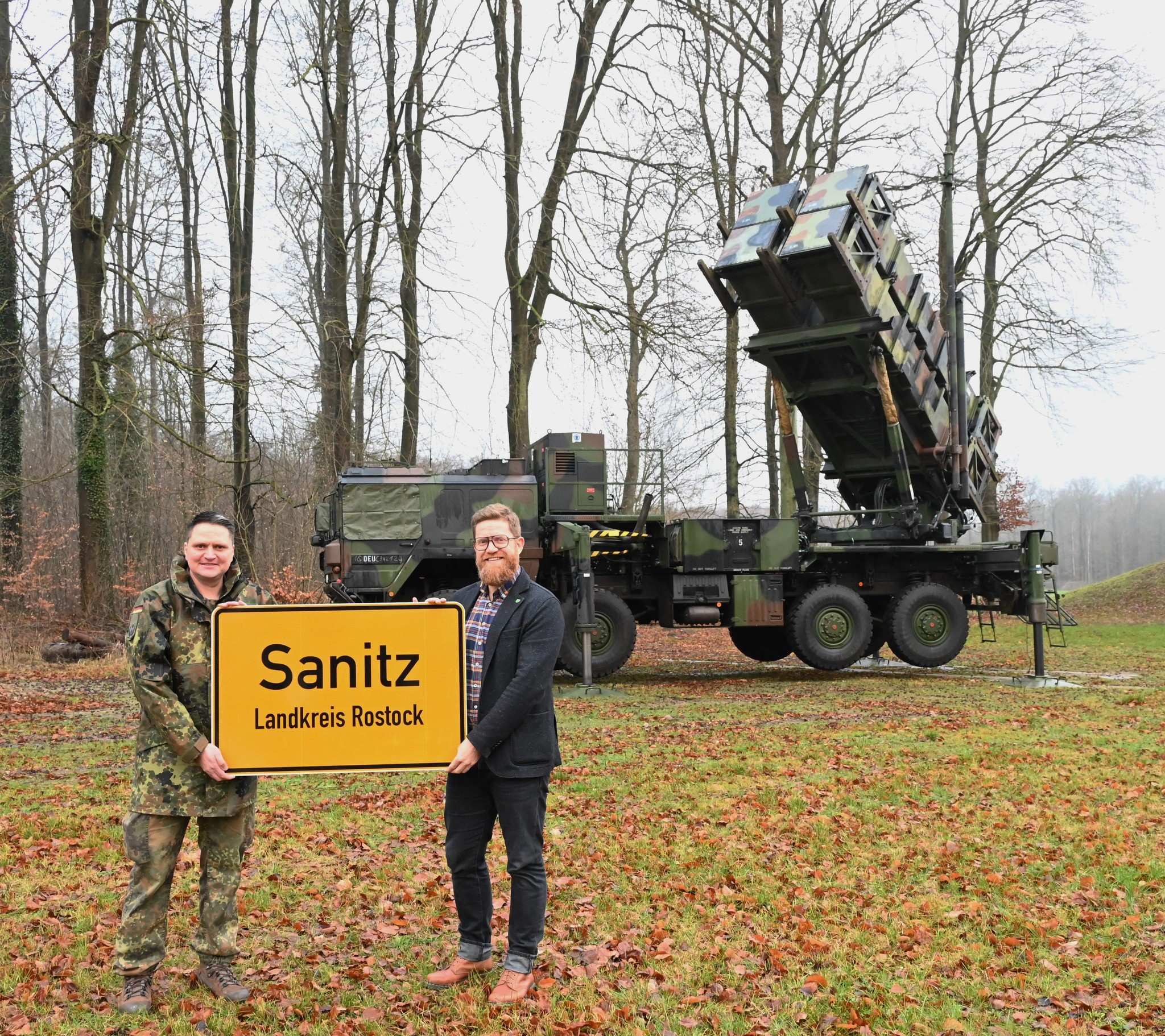 Le maire de Zanic, Enrico Bendlin, à côté du système de missiles sol-air Patriot. Illustration : Bundeswehr