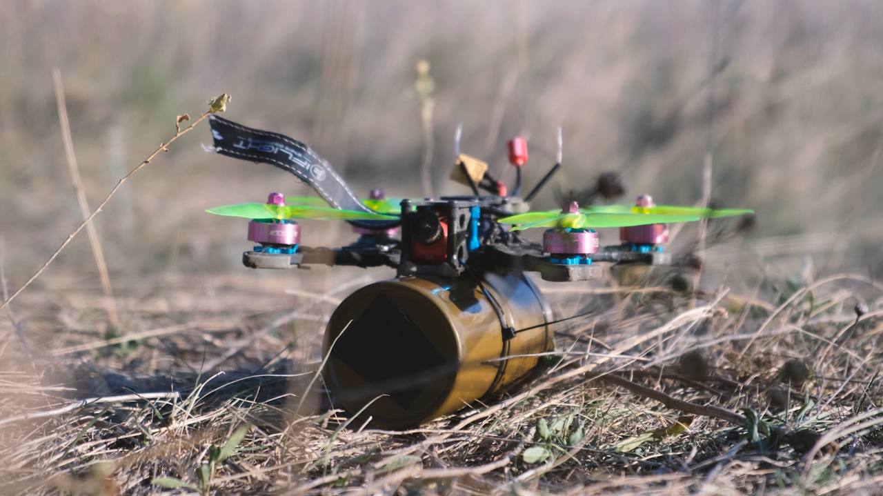 Un drone FPV a heurté un char russe en mouvement en volant dans la trappe. Un drone FPV a heurté un char russe en mouvement en volant dans la trappe.