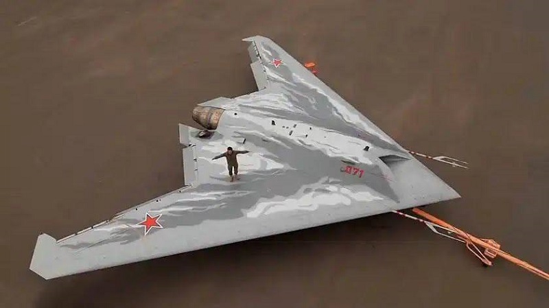 Le drone furtif russe secret S-70 s'est écrasé en Ukraine - les experts ont identifié son point faible (vidéo)-2 Le drone furtif russe secret S-70 s'est écrasé en Ukraine - les experts ont identifié son point faible (vidéo)-2