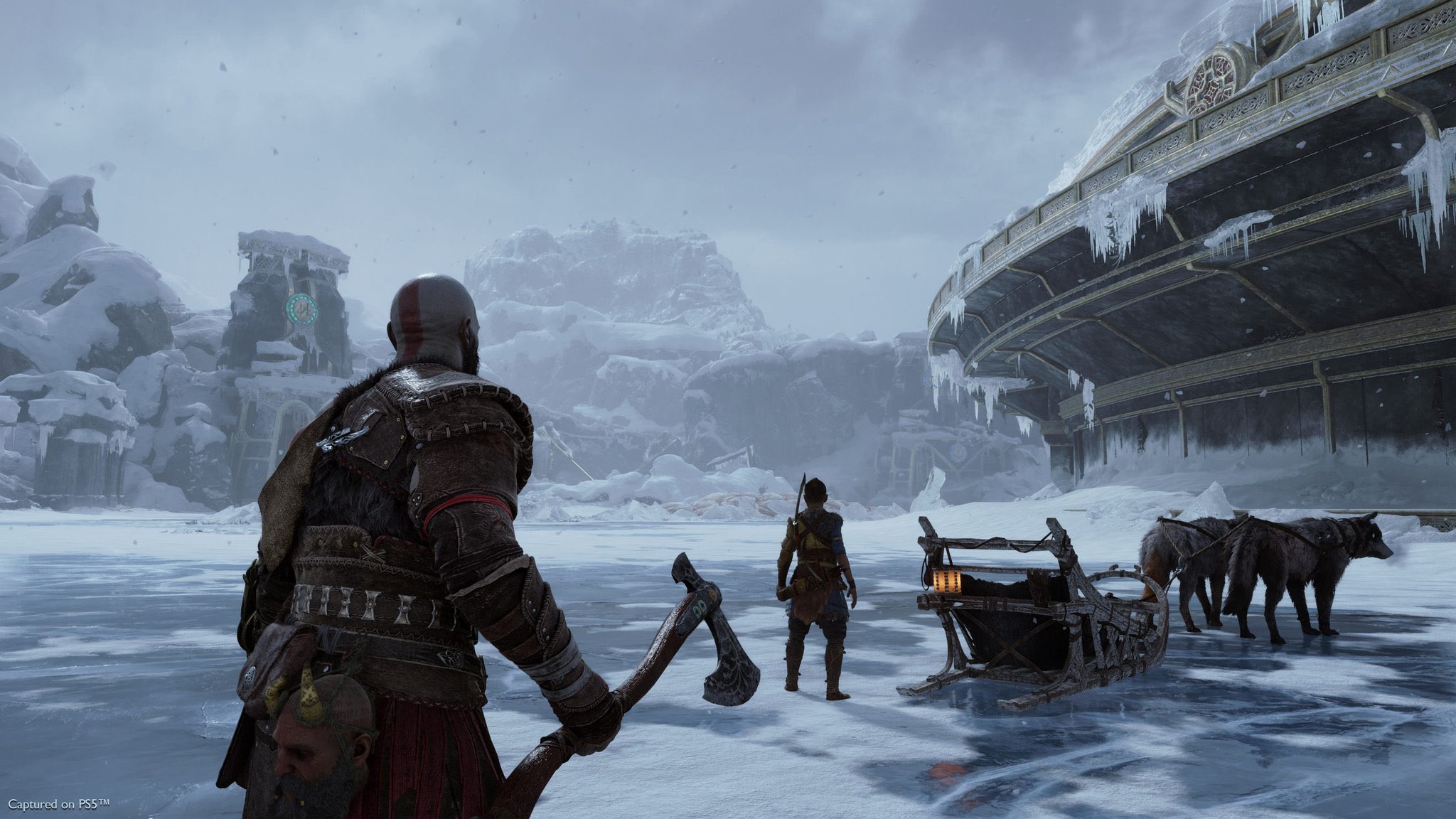 Le directeur artistique de God of War : Ragnarok a publié de nouvelles captures d'écran du jeu. Elles montrent Kratos et Atreus voyageant à travers les Neuf Mondes.-2