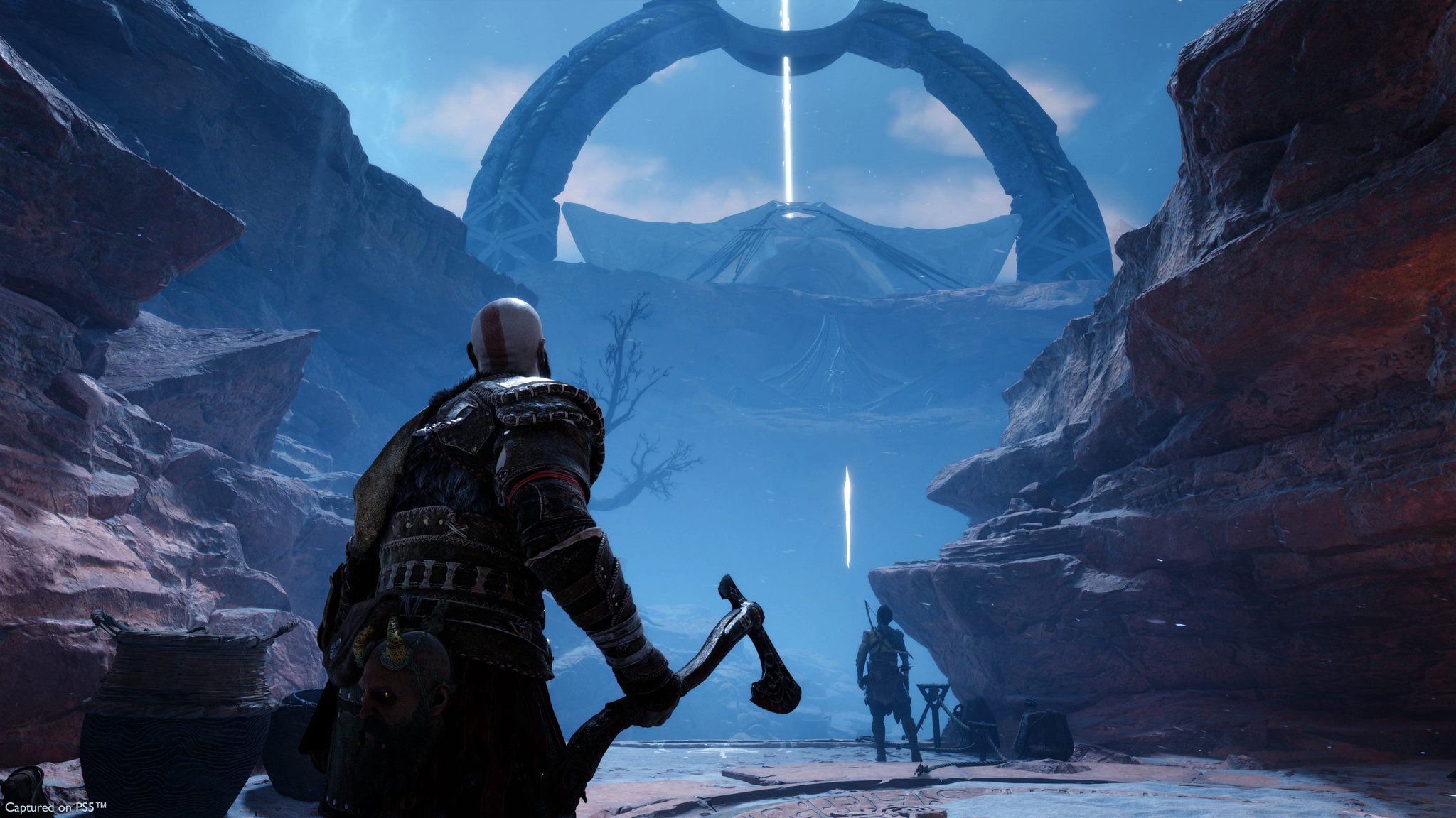 Le directeur artistique de God of War : Ragnarok a publié de nouvelles captures d'écran du jeu. Elles montrent Kratos et Atreus voyageant à travers les Neuf Mondes.-3
