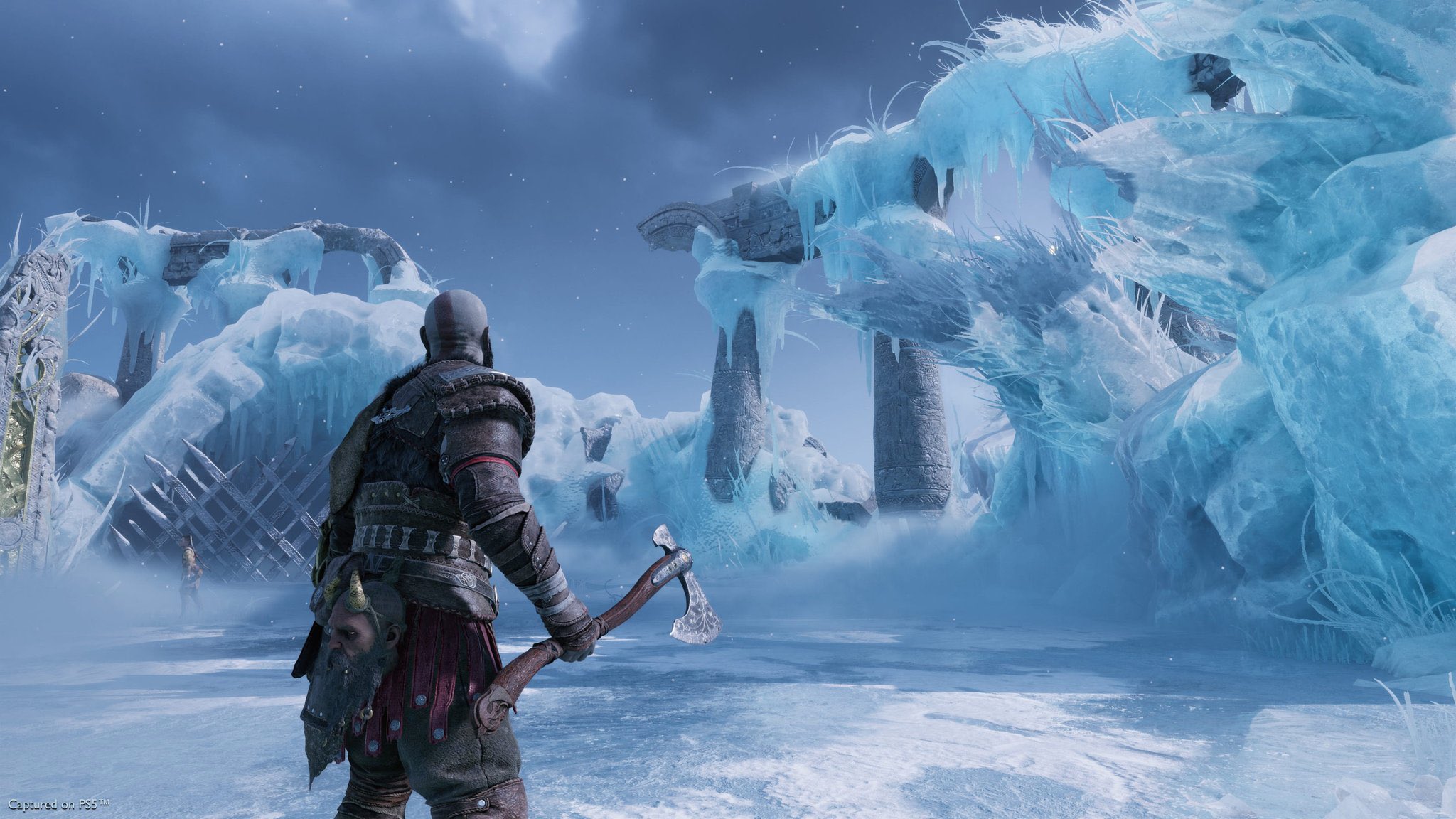 Le directeur artistique de God of War : Ragnarok a publié de nouvelles captures d'écran du jeu. Elles montrent Kratos et Atreus voyageant à travers les Neuf Mondes.-4