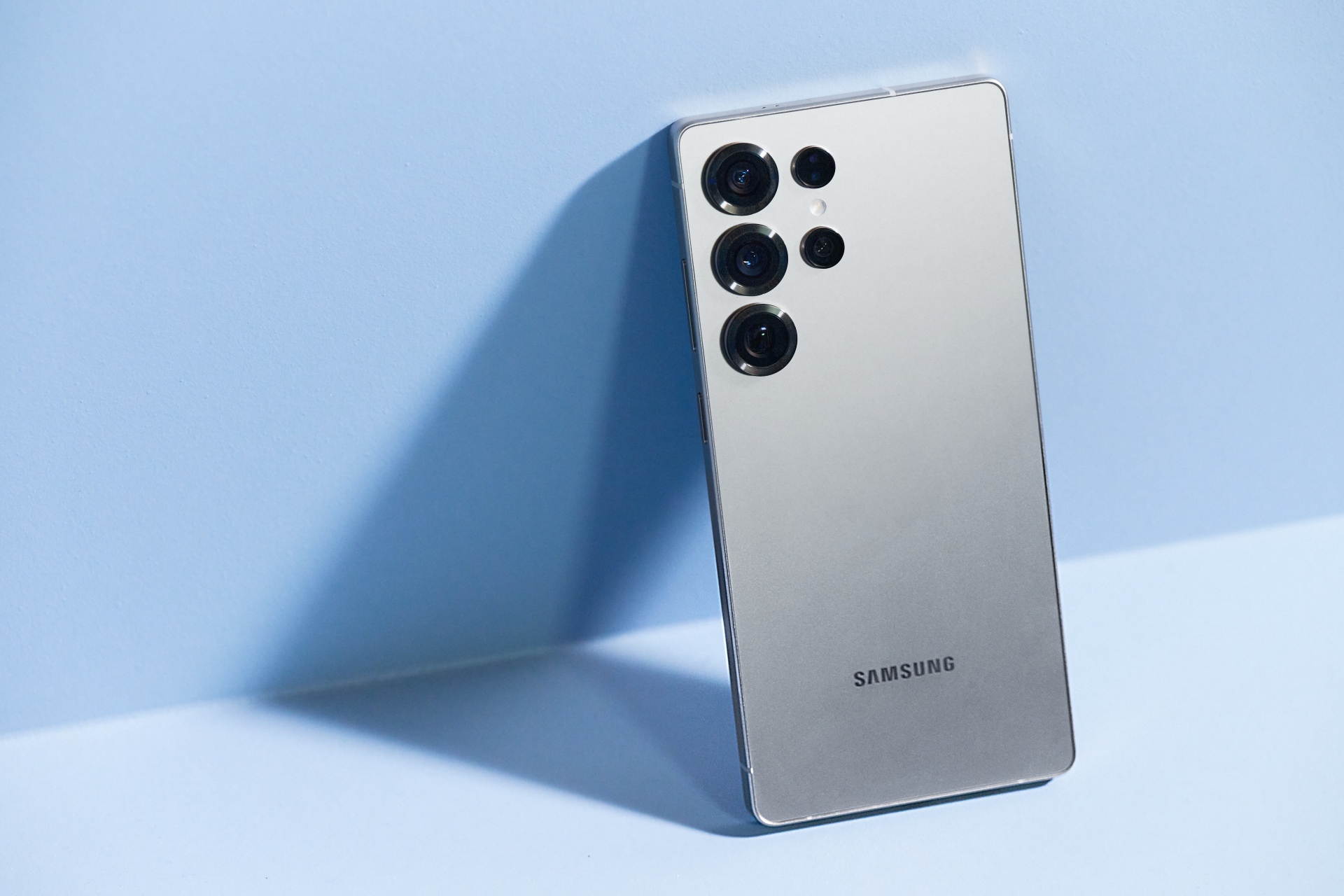 Samsung Galaxy S25 Ultra en gris titane Samsung Galaxy S25 Ultra en gris titane