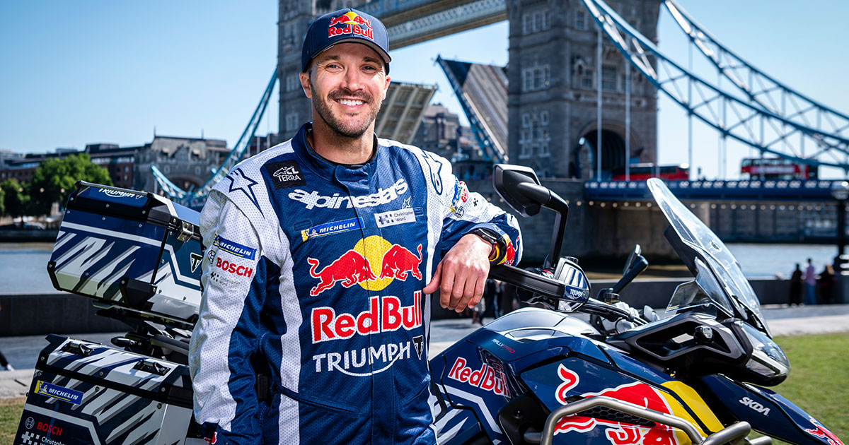Sam Sunderland pose pour un portrait avant sa course Race Around the World à Londres. Photo : Mark Roe / Red Bull Content Pool Sam Sunderland ahead of Race Around the World
