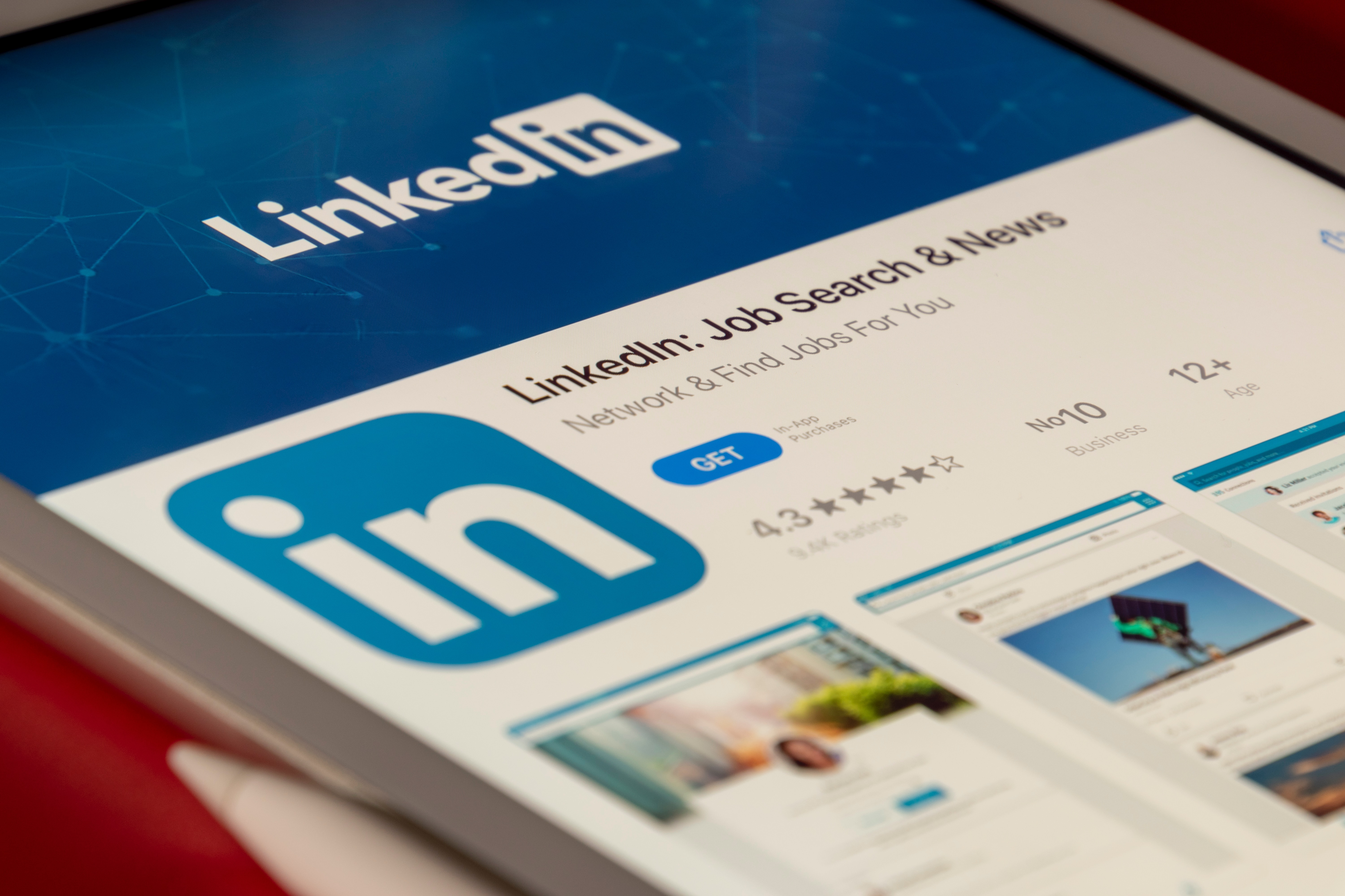 LinkedIn va mettre en œuvre des outils d'intelligence artificielle d'OpenAI pour la formation, le recrutement, le marketing et les ventes.