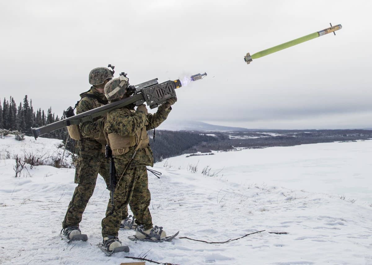 Les Marines américains tirent depuis un système de défense aérienne portable Stinger.