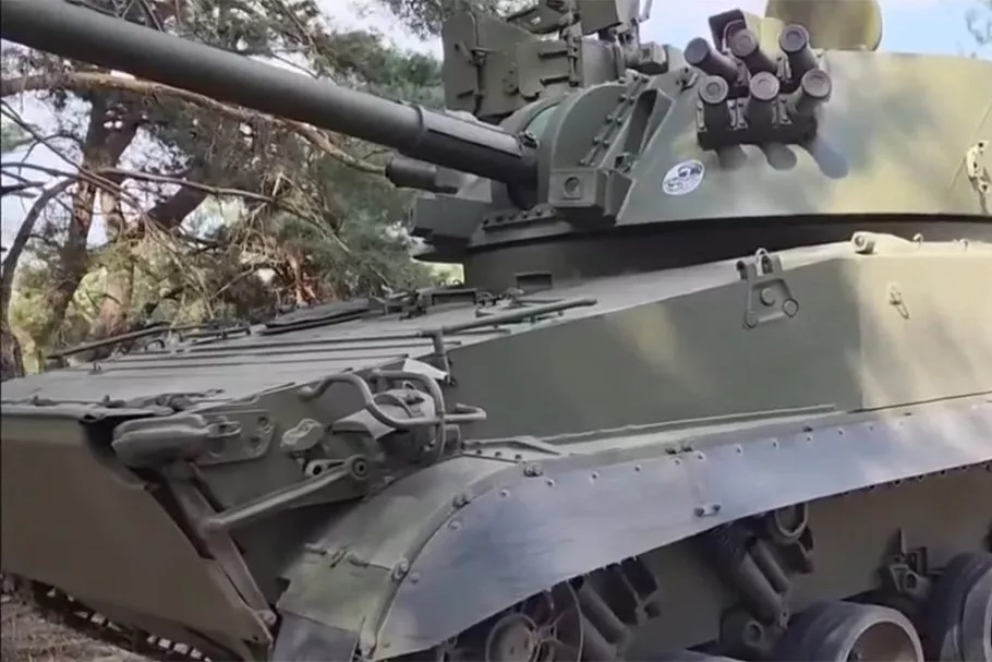 Les Russes ont montré pour la première fois l'utilisation du très rare lanceur d'artillerie automotrice et de mortier 2S31 "Vena" en Ukraine.