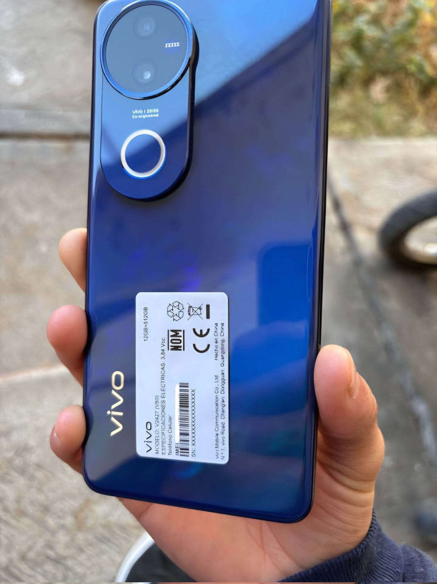 Vivo V50 en bleu étoilé, Angle 2 Vivo V50 en bleu étoilé, Angle 2