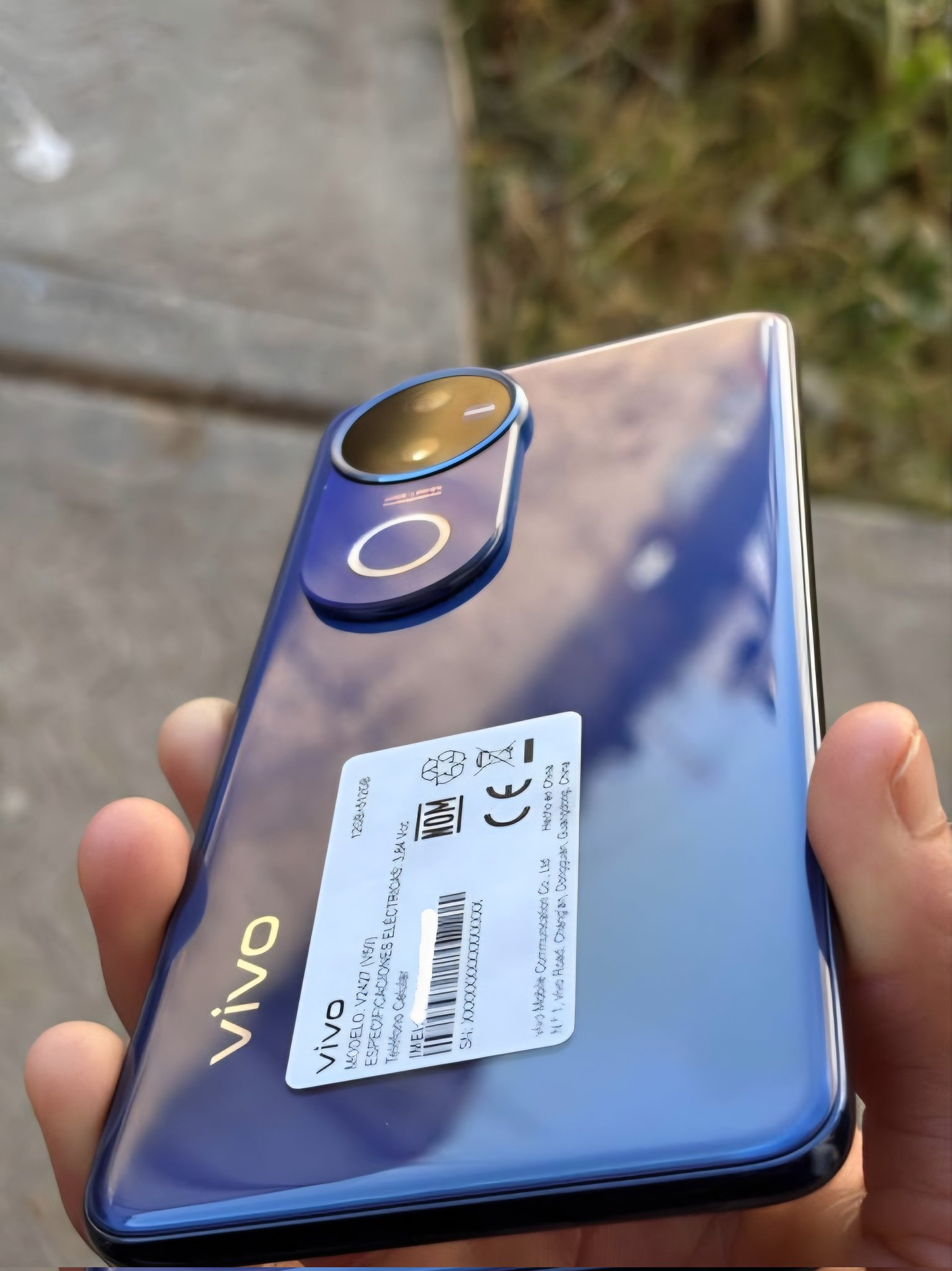 Vivo V50 en bleu étoilé, Angle 3 Vivo V50 en bleu étoilé, Angle 3