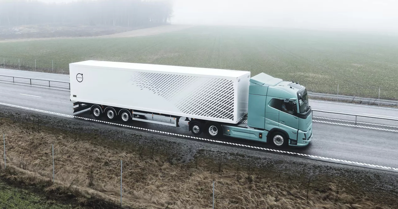 Paysage rural avec le camion électrique Volvo FH Aero Electric Paysage rural avec le camion électrique Volvo FH Aero Electric
