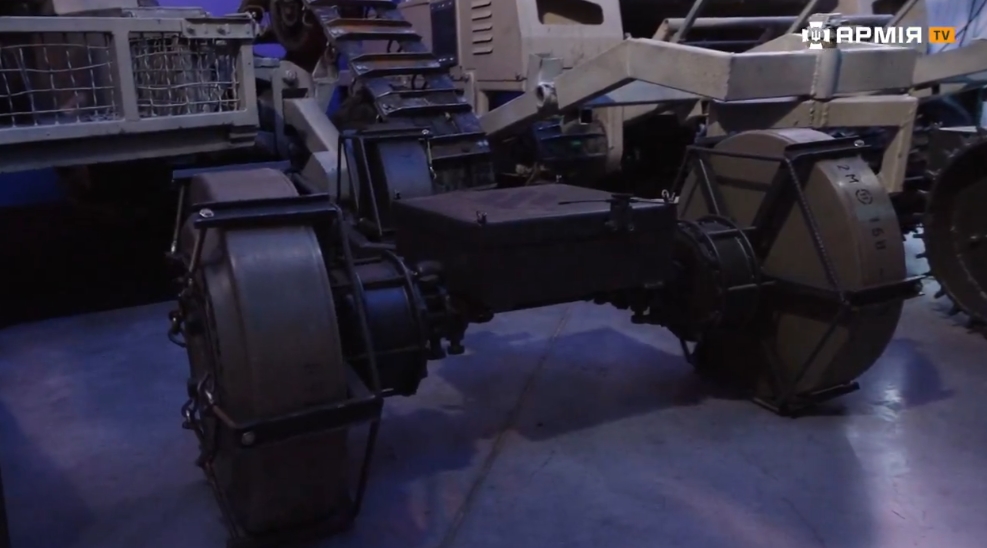 Drone avec des mines TM-62 à la place des roues Drone avec des mines TM-62 à la place des roues